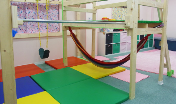 子供同士の関わりを学び規則正しい生活習慣を身につけます。
